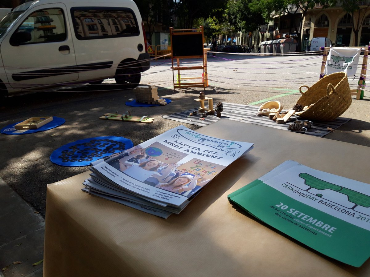 Educambient_'s tweet photo. Arranquem el #parkingdaybcn19 per una mobilitat més sostenible! Gràcies a @AssDiomira per aportar el seu granet de sorra amb #protagonistesja. #educambient #educacioambiental #parkingdaybcn #MapaBCNSostenible #jugarnoteedat #ClimateStrike #mobilitat2019 #sagradafamilia https://t.co/k9s5PrVDnY