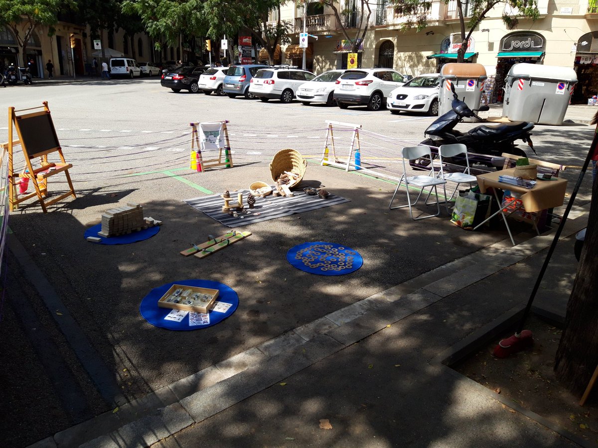 Educambient_'s tweet photo. Arranquem el #parkingdaybcn19 per una mobilitat més sostenible! Gràcies a @AssDiomira per aportar el seu granet de sorra amb #protagonistesja. #educambient #educacioambiental #parkingdaybcn #MapaBCNSostenible #jugarnoteedat #ClimateStrike #mobilitat2019 #sagradafamilia https://t.co/k9s5PrVDnY