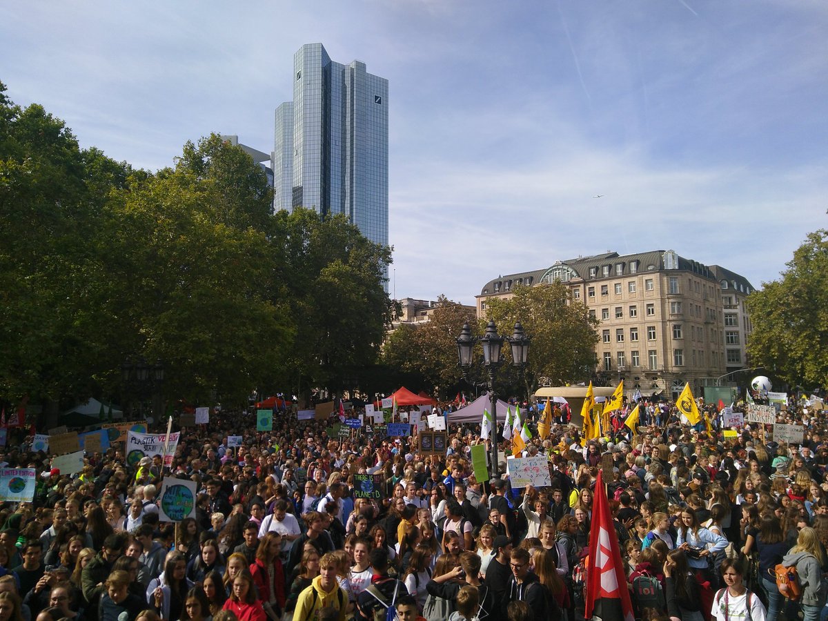 De Nairobi a Palangka Raya, de Londres a Frankfurt, les manifestacions contra l'#EmergènciaClimàtica omplen d'esperança les ciutats del món. Divendres 27, Barcelona se sumarà a les protestes!