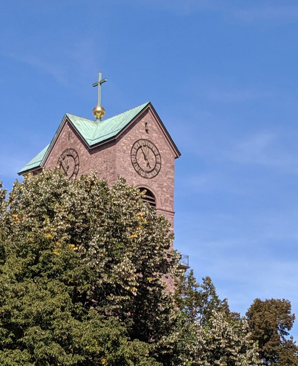 Auch die Stadtkirche in #Karlsruhe demonstriert mit, läutet #FridaysForFuture und hält die Turmuhr an.