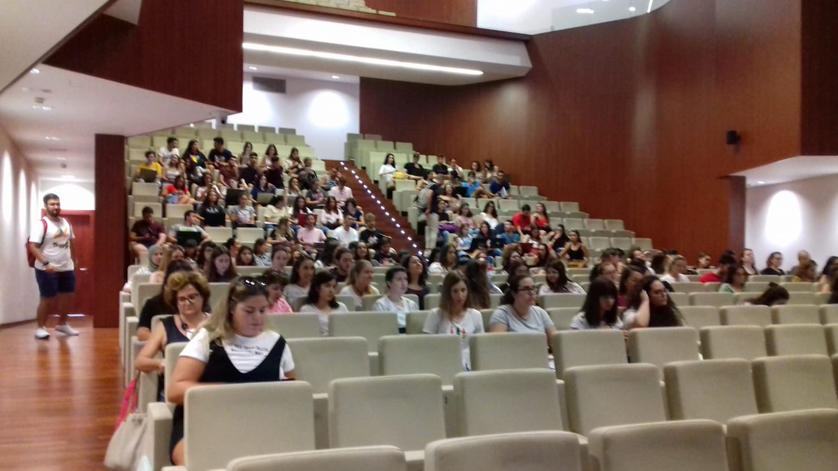 Vincle_Ed's tweet photo. Hui el #BonitaOnTour està a la @UA_Universitat presentant #AMiQueEmPassa i #MiramAlsUlls amb Carme, @tonacatala i @manologild davant les i els estudiants de Filologia. Gràcies per la vostra assistència! https://t.co/YUJ2etckhq