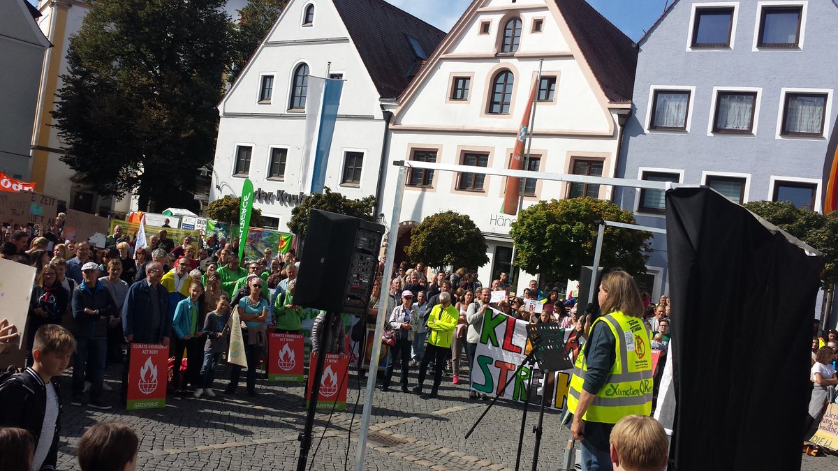 fff_weiden's tweet photo. Das Mic ist jetzt Open. Wer will, einfach vorkommen und euer Anliegen vortragen #Klimastreik #FridaysForFuture #ClimateStrike #AlleFuersKlima #Fridays4Future https://t.co/WQOjaojWCL