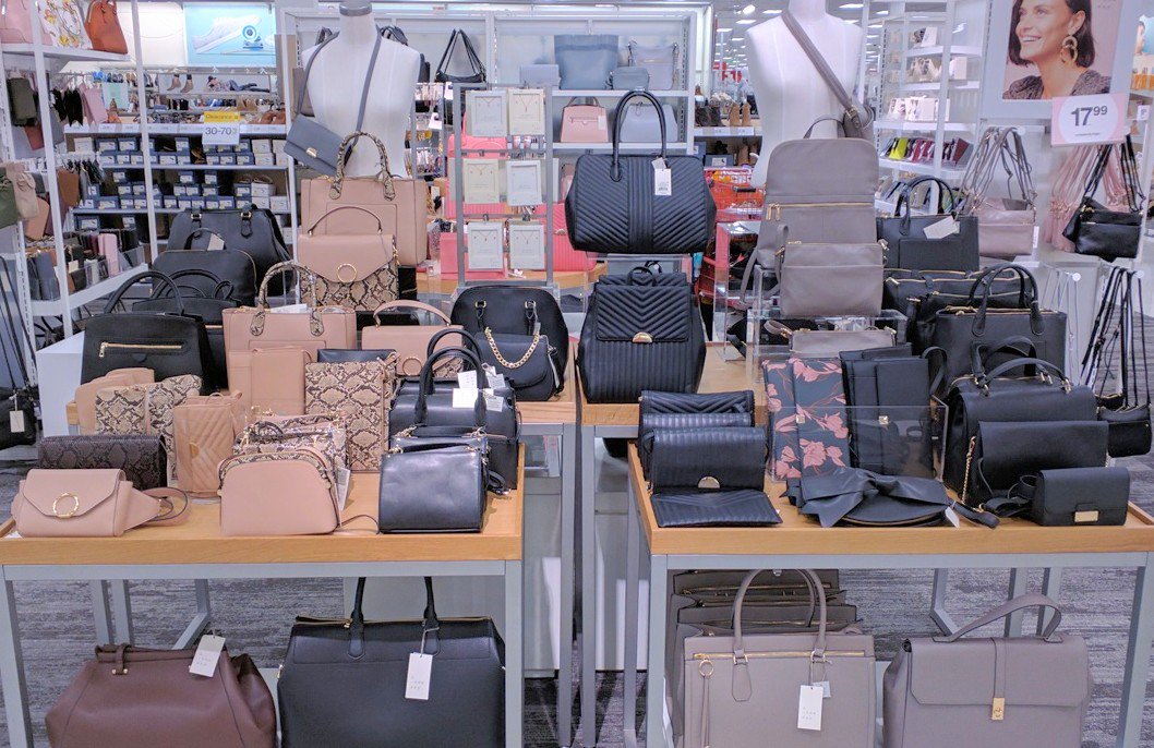 Frances64217109's tweet image. ♥️ the new fixture blocking for #TARGET Accessories! #balance #adjacency #shoppability #IMPACT #consistency #standards