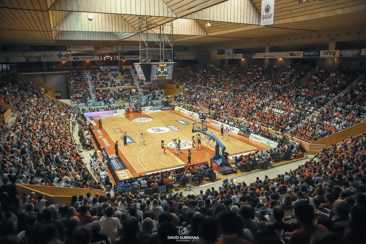 unigirona's tweet photo. 🎟️ Més de 3.000 localitats reservades ja per a la Supercopa de diumenge!
Si encara no teniu la vostra, compreu-la aquí 👉 https://t.co/U1274NurRu
🔴⚫️ #SomhiUni #UnidesalaHistòria https://t.co/abx3XStsUI