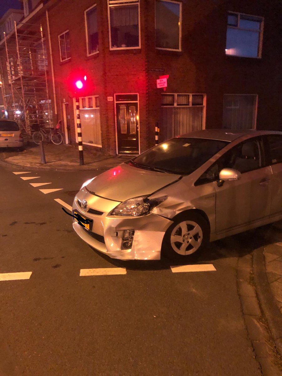 Beste <a href="/GemeenteLeiden/">Gemeente Leiden</a> <a href="/leidschdagblad/">Leidsch Dagblad</a> Het ging vannochtend weer mis op de Hoge Rijndijk-Kettingstraat. Een auto reed door #rood en de auto op de foto werd geraakt.
Oplossing is nodig! Flitspaal op de kruising of de parkeerplekken verwijderen zodat men Roodrijders aanziet komen?