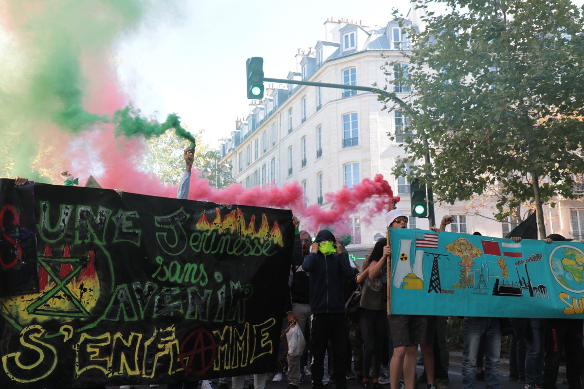 Manif sauvage sur la #MarchePourLeClimat de #Paris avec un cortège deter et anticapitaliste ! #ClimateStrike #grevepourleclimat #21septembre #GiletsJaunes