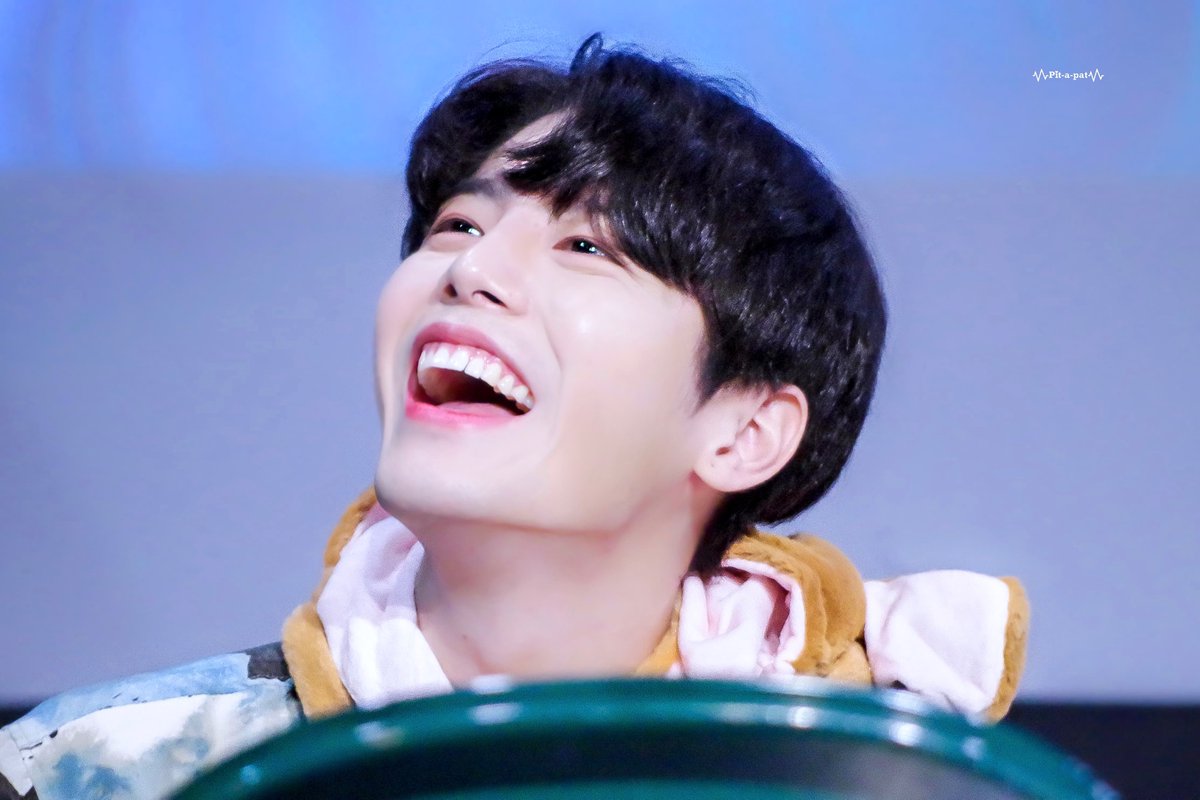 Pit_a_pat_28's tweet photo. 190914 LA 팬사인회 
@TheRose_0803
 하트어택 맞앗어.....흐악💘
#더로즈 #재형 #이재형 #TheRose https://t.co/VDPxUsR0rI