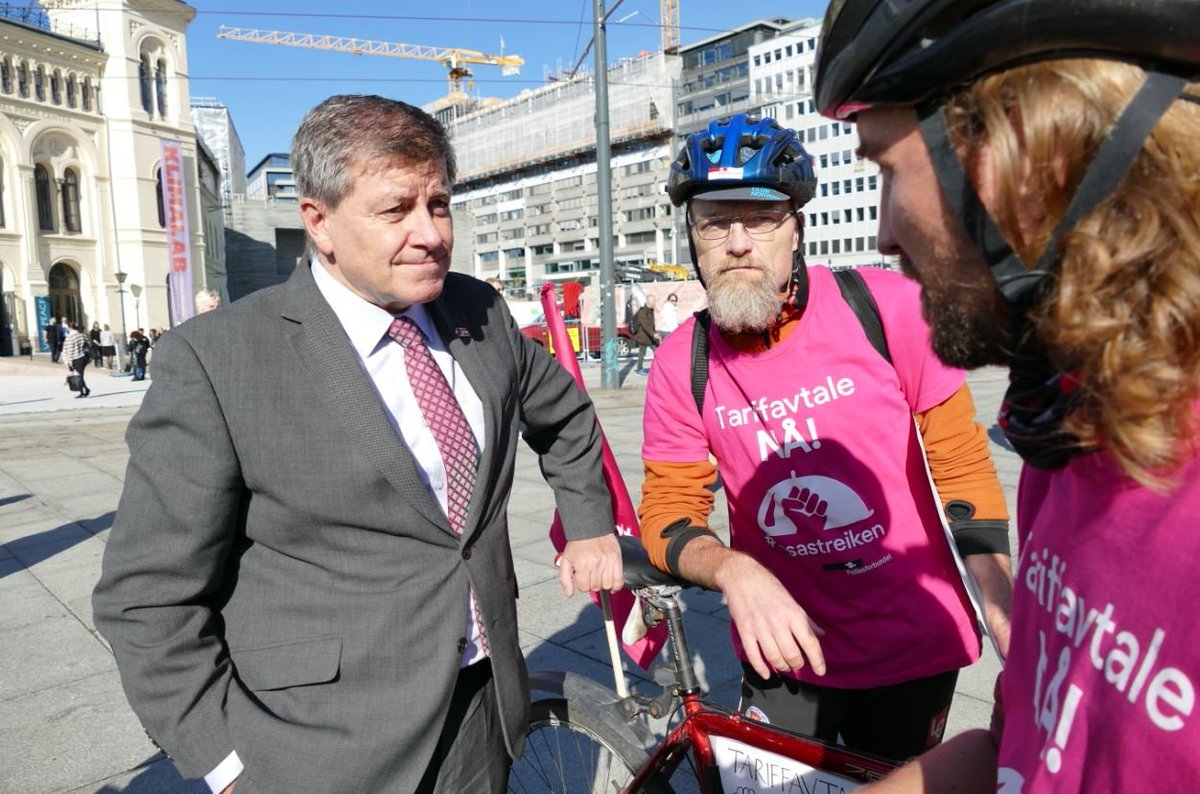 ILO:s generaldirektör Guy Ryder mötte idag de strejkande Foodora-cyklisterna i Oslo på en av deras dagliga cykeldemonstrationer för att få ett kollektivavtal. "Sättet vi arbetar på ändras, men inte rättgheterna vi har, sa Ryder.#rosastreiken bit.ly/2m7ysNS