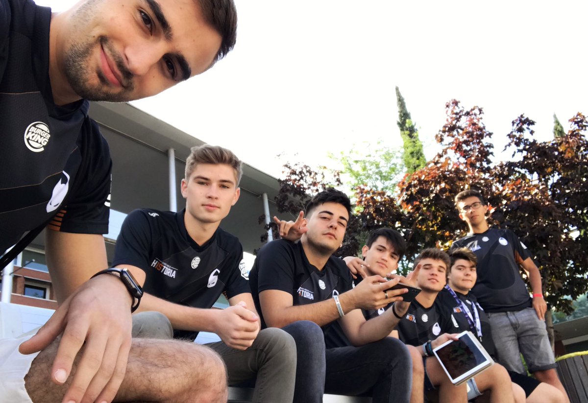 PedroGuijarro_'s tweet photo. Quiero volver a postear esta imagen. Uno de los mejores momentos que he vivido en BS.

Hoy me he despedido de el último de ellos y comienzo una etapa nueva con gente completamente diferente.

#NeverForget https://t.co/lmmauPD9s2