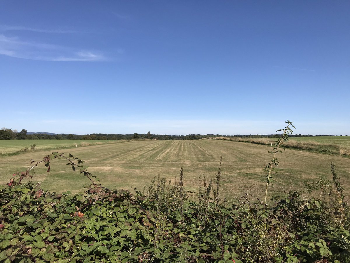 phil_layton's tweet photo. Probably the last day skies will be quite as clear as this...cycling the #downslink somewhere near #itchingfield Sussex. @LondonSnowWatch #loveukweather @metoffice https://t.co/dQQZEmXOWj