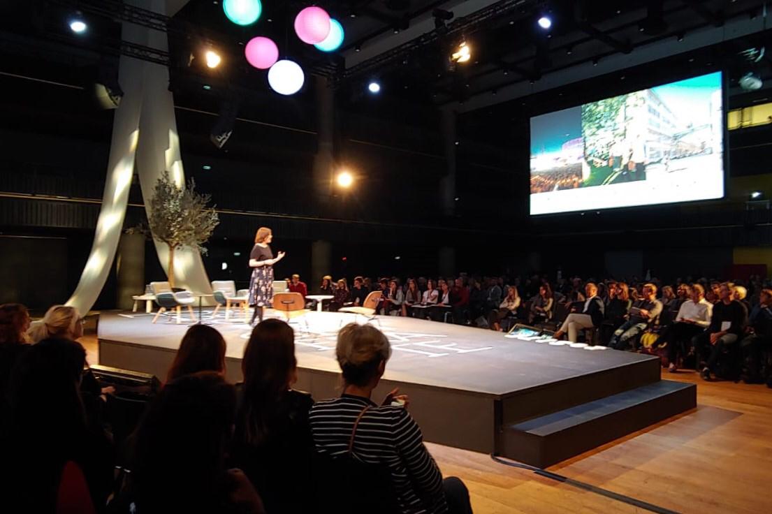 helsinki's tweet photo. Apulaispormestari @annisinnemaki puhui tänään Prahassa reSITE-kaupunkikonferenssissa Helsingin investoinneista asukkaisiin, kulttuuriin ja yhteisöllisyyteen joka puolilla kaupunkia. Kansainvälistä yleisöä kiinnostivat niin Oodi kuin Maunula-talo. #helsinki #resite2019 https://t.co/Q9QSspDmZd