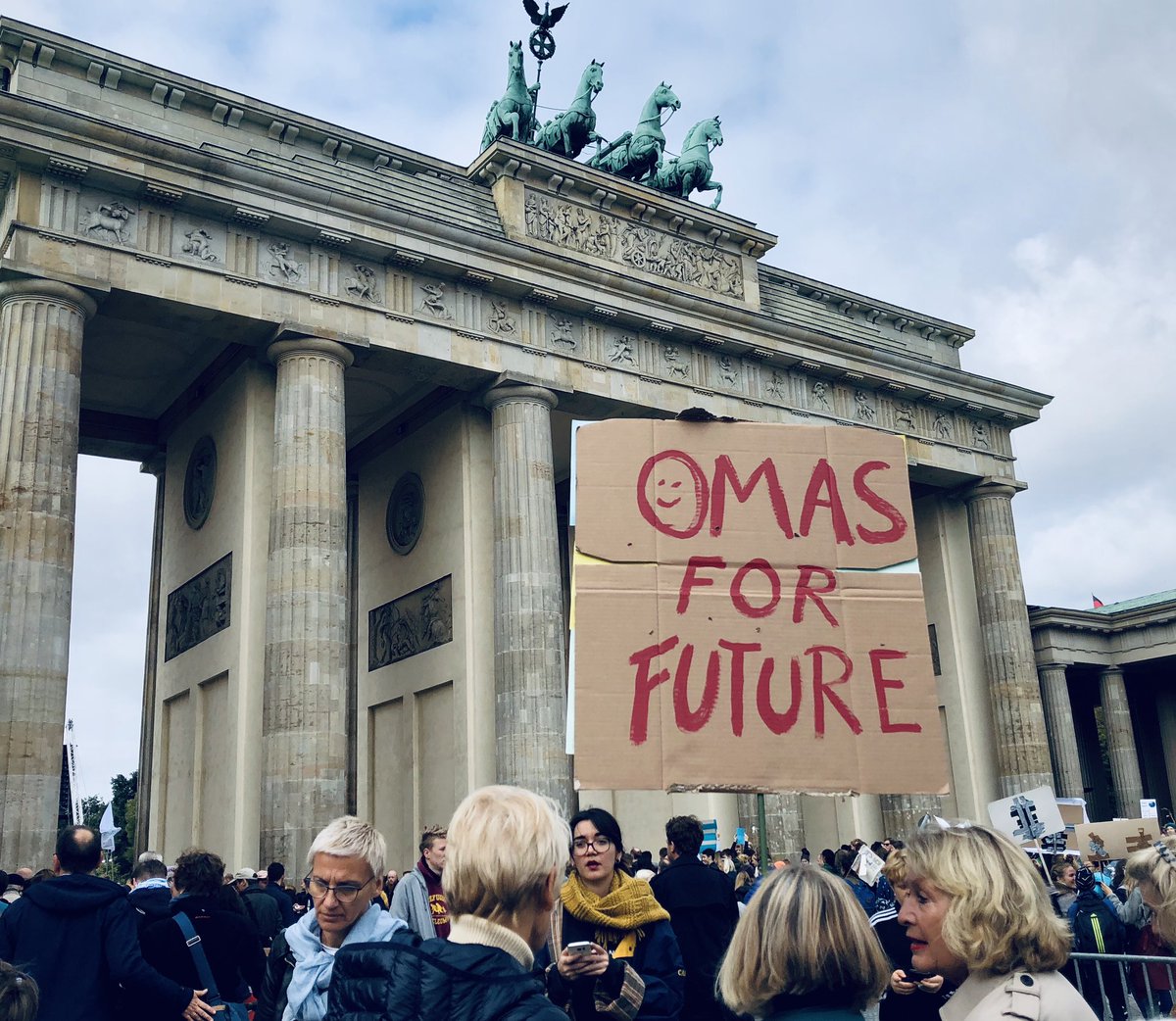 kamiklis's tweet photo. 🌎🖤 #Berlin #Klimastreik #AlleFuersKlima #FridaysForFuture https://t.co/qcqWVlHoqR