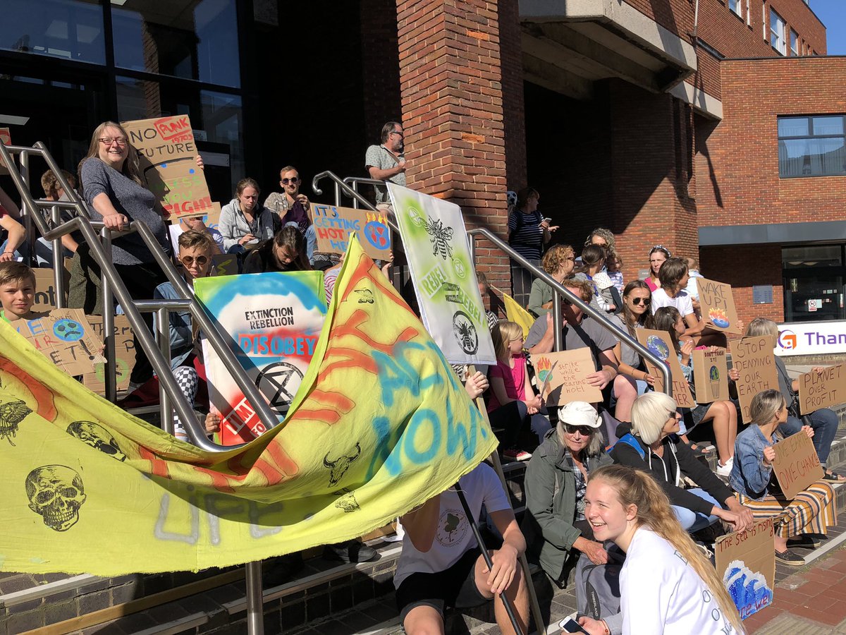 F2UThanet's tweet photo. We had at great time hosting the Thanet youth strike outside the Thanet district council offices. Thank you so much to everyone that attended and we especially appreciate the support from @xr_thanet #fight2unitethanet #ClimateStrike #GlobalClimateStrike @Strike4Youth https://t.co/YRIqKdwnoN