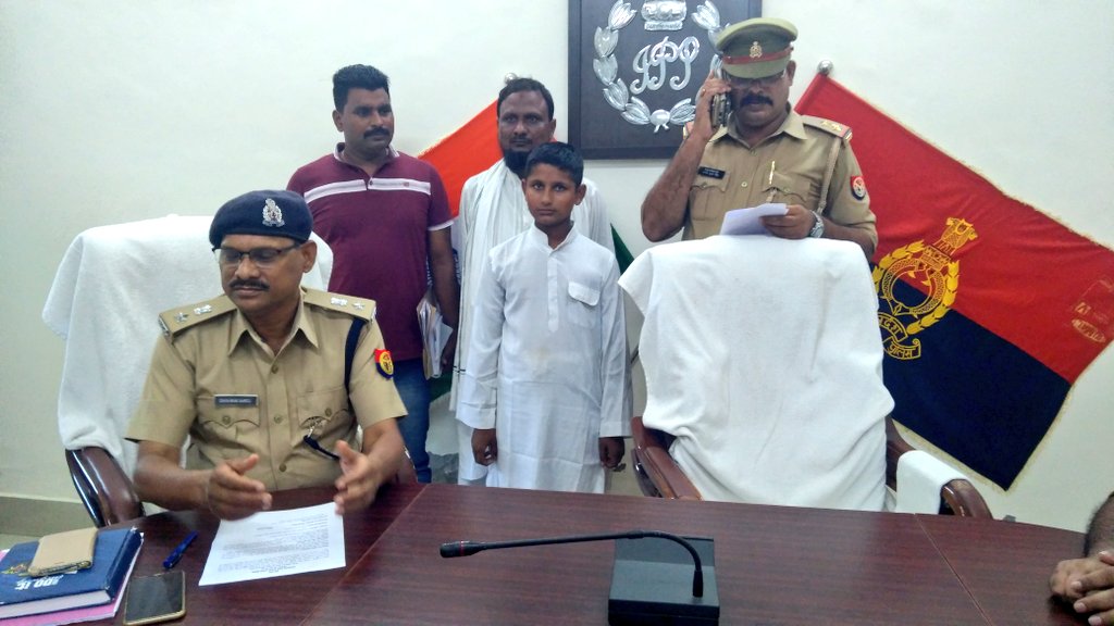 amethipolice's tweet photo. #amethipolice अधीक्षक @khyatigarg_ips के निर्देशन में थाना गौरीगंज पुलिस द्वारा गुमशुदा की तलाश कर उसके परिजनों के सुपुर्द किया गया ~ परिजनों ने अमेठी पुलिस को दिया धन्यवाद #goodwrk
 @Uppolice @adgzonelucknow @igrangeayodhya https://t.co/B3bAmQBteD