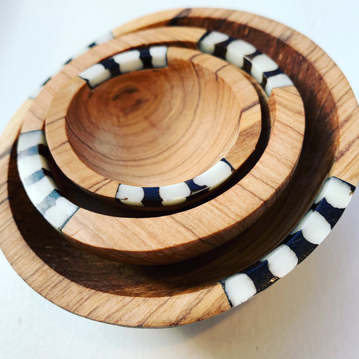 Set van 3 schaaltjes gemaakt van acaciahout en batik bone. 
Al zeggen we het zelf... wauw!
#Wereldwinkel #Groningen #fairtrade #fairmade #Kenia #Filipijnen #Philippines #acacia #batikbone #hip