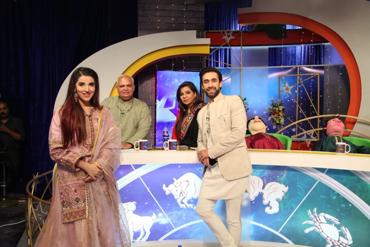 From the show #aapkaysitaray with #HadiqaKiani on #Aapnewspk during the promotions of #HeerMaanJa 💕