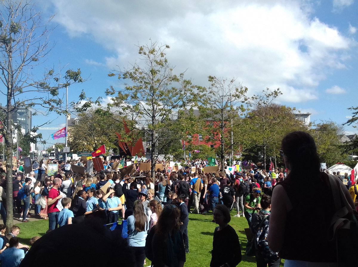 menudolio's tweet photo. Amazing to see Eyre Square so crowed!! #ClimateStrike @GeogNUIG #MorPalaeoLab https://t.co/GJd3Gb4UxG