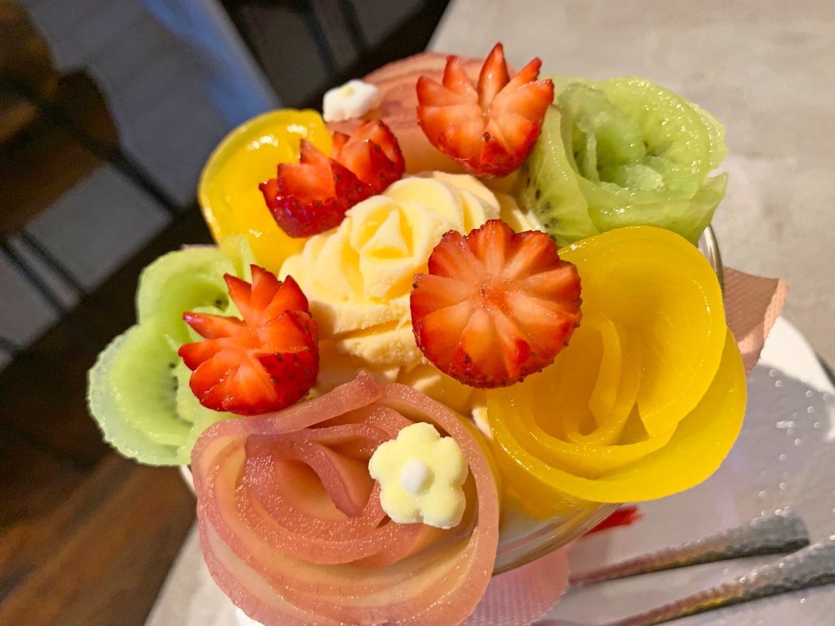 唯一無二の絶品グルメ むにぐるめ 茶屋ひなた 神奈川 鎌倉駅から徒歩3分 彩り鮮やかなブーケパフェを食べられるお店 スイーツの花が咲き誇る美しいパフェで リンゴや黄桃 キウイ等のフルーツやチーズケーキ風アイスが盛り付けられています