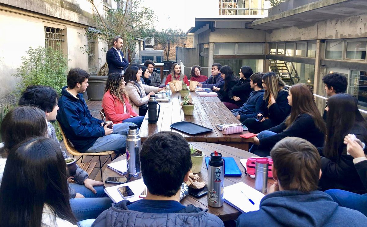 drspangenberg's tweet photo. #fridaylessons ⚖️⚖️ #criminallaw
> Hoy, en el curso de Derecho penal, discutimos los casos de inexigibilidad de otra conducta al aire libre. https://t.co/bjHSEr5rre