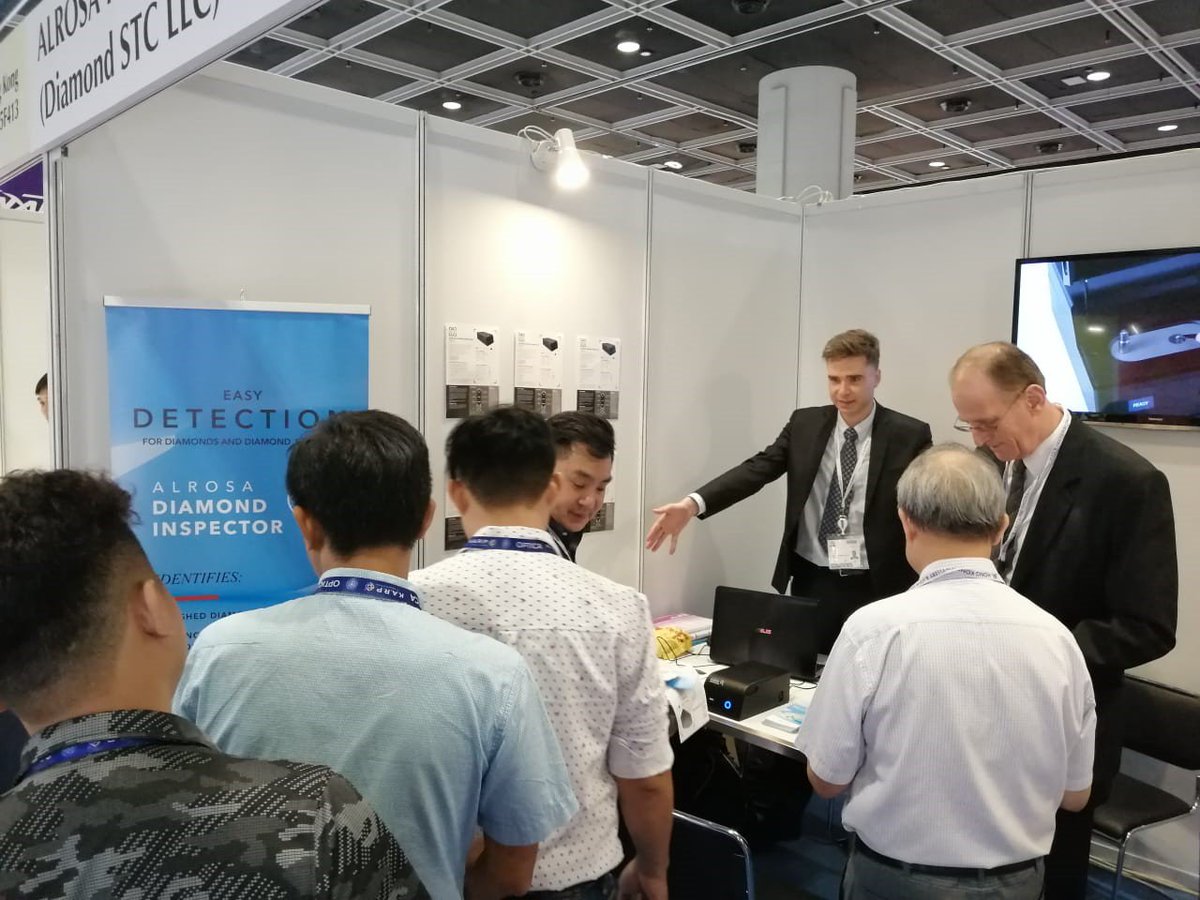 ALROSATech's tweet image. 19th and 20th September: meetings with potential clients and dealers. The company&apos;s booth was visited by Gemmological Institute of Korea, delegations from China, Egypt, Italy, UAE, India, Hong Kong.
The interest for ALROSA DIAMOND INSPECTOR is growing.