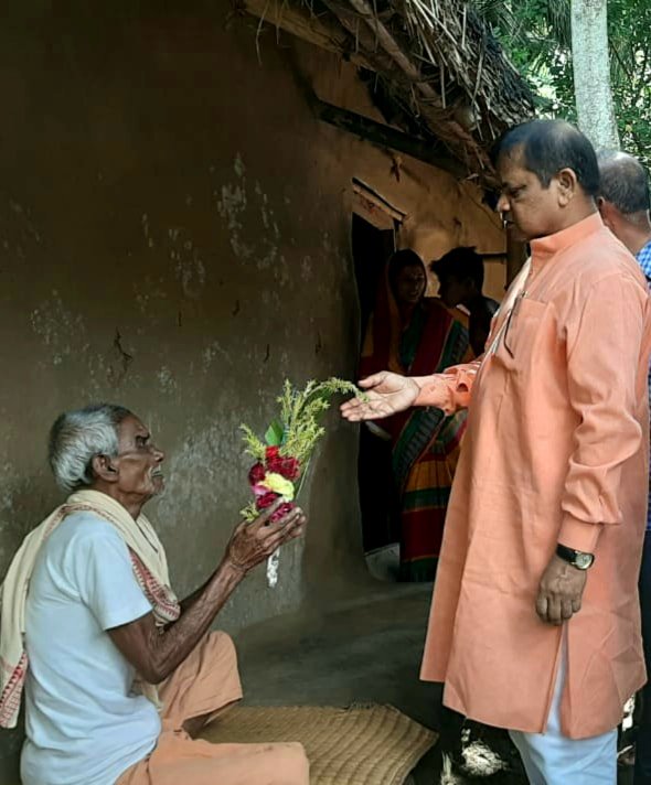 bsethibjp's tweet photo. ଧାମନଗରର ଶହୀଦନଗରଠାରେ ସେପ୍ଟେମ୍ବର ୨୨ରେ ଭବ୍ୟତାର ସହ ପାଳନ ହେବ ଶହୀଦ ଦିବସ। ଏହି ପରିପ୍ରେକ୍ଷୀରେ ଲୁଣିଆ ଗୁଳିକାଣ୍ଡ(ଶହୀଦ ନଗର)ରେ ଶହୀଦ ହୋଇଥିବା ୯ଜଣ ମହାତ୍ମାଙ୍କ ବାସଭବନକୁ ଯାଇ ସେମାନଙ୍କ ପରିବାରକୁ ସମ୍ବର୍ଦ୍ଧିତ କରିବାର ସୌଭାଗ୍ୟ ଲାଭ କଲି ଏବଂ ଆବଶ୍ୟକୀୟ ସରକାରୀ ସାହାଯ୍ୟ ସହଯୋଗର ବ୍ୟବସ୍ଥା ପାଇଁ ଯତ୍ନଶୀଳ ହେଲି । https://t.co/yuFqjktZvN