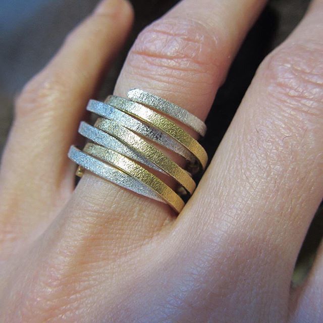 catherinemarche's tweet image. The twist rings also work as a fab statement of style when worn 2 at a time @wndrlnduk 👌🏼✨
#createyourownfabulousness #stackthemup #catherinemarche #parisianchic #bijouxdujour #madewithlove #lovewhatido #bespokejewellery #frenchtouch #myprecious #jew… ift.tt/2V4jSUQ