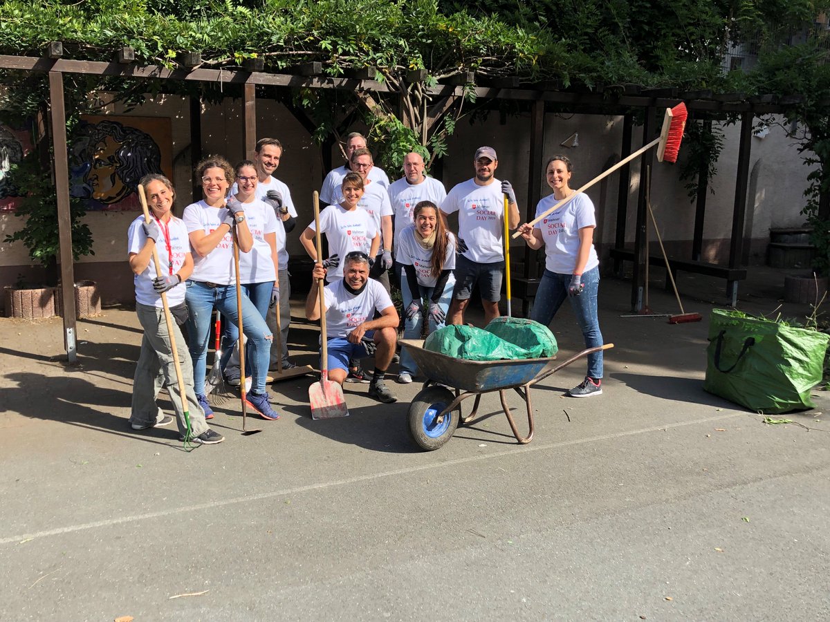 GKrutinat's tweet image. Toller persönlicher Einsatz: 20 Kolleginnen und Kollegen von @CA_CIB aus Frankfurt engagieren sich heute in zwei Projekten beim #MalteserSocialDay. Das abgelichtete Team bringt gerade den Außenbereich der Brüder-Grimm-Schule wieder auf Vordermann... @Credit_Agricole #HumanProject