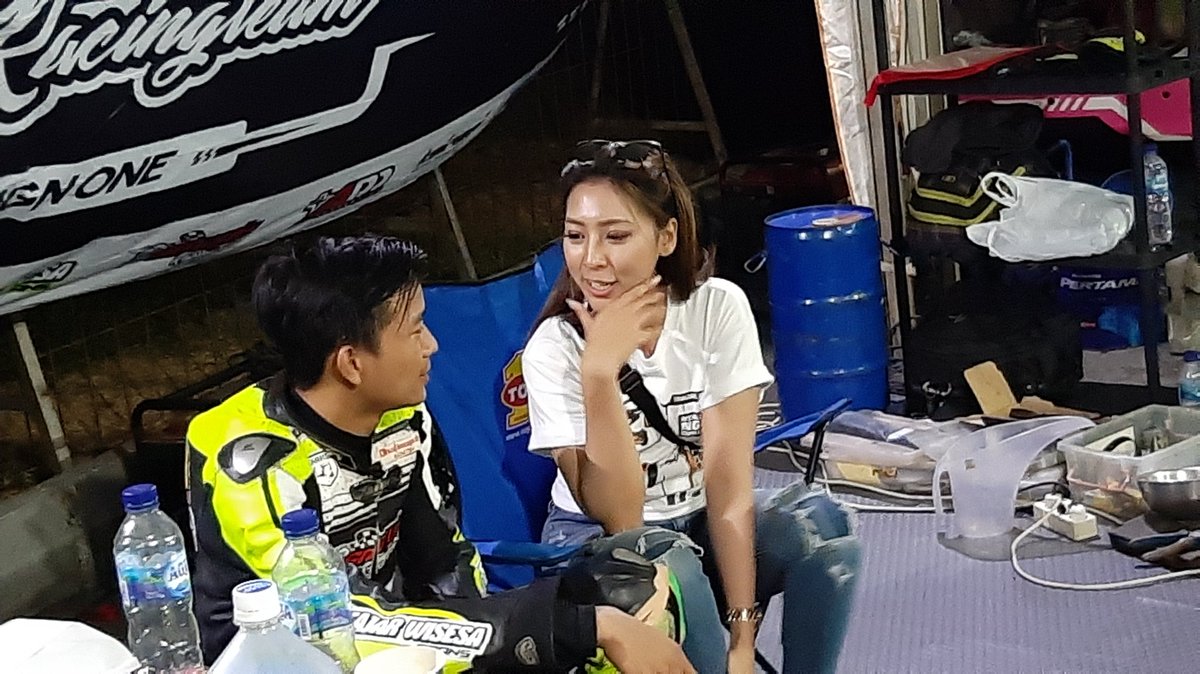 Yoga megantara, one of our rider interviewed by <a href="/TrialGameID/">TrialGame ID</a> and selebgram angela. @smiykracingteam <a href="/SMI_JOGJA/">Supermoto Yogyakarta</a> <a href="/candikolo_equal/">candikolo</a> #candikolo #trialgameasphalt <a href="/SuperMotoMagAus/">SuperMoto Magazine</a>