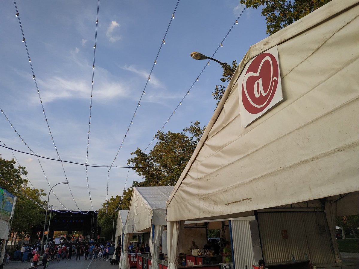 Aquí estamos en las #FiestasLaElipa2019 dándolo todo y colaborando con <a href="/LaArrobaMAD/">La Arroba</a> que se encuentra en la tercera caseta desde el escenario. Así que si queréis ver a #Elipón o tomar algo, recordad ¡En La Arroba las fiestas molan!, apoyando al pequeño comercio del barrio.