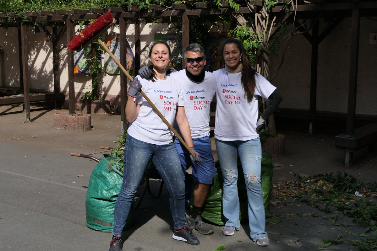 GKrutinat's tweet image. Toller persönlicher Einsatz: 20 Kolleginnen und Kollegen von @CA_CIB aus Frankfurt engagieren sich heute in zwei Projekten beim #MalteserSocialDay. Das abgelichtete Team bringt gerade den Außenbereich der Brüder-Grimm-Schule wieder auf Vordermann... @Credit_Agricole #HumanProject