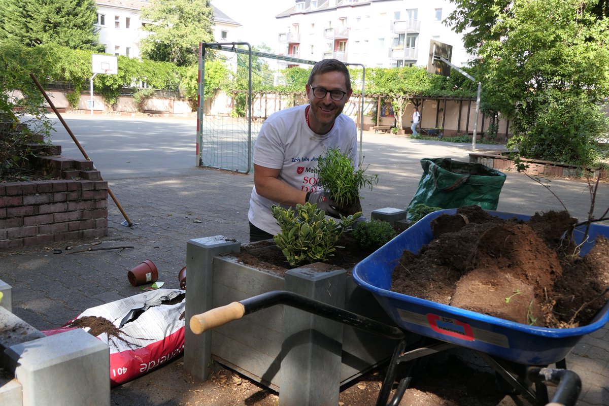 GKrutinat's tweet image. Toller persönlicher Einsatz: 20 Kolleginnen und Kollegen von @CA_CIB aus Frankfurt engagieren sich heute in zwei Projekten beim #MalteserSocialDay. Das abgelichtete Team bringt gerade den Außenbereich der Brüder-Grimm-Schule wieder auf Vordermann... @Credit_Agricole #HumanProject