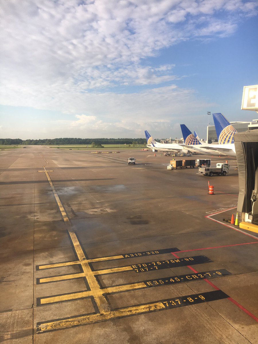 vargas_cara's tweet photo. Blue skies never looked so good! Operations are on the mend thanks to our awesome employees! #IAH #OneHubOneTeam @weareunited https://t.co/rkGXFM6aj9