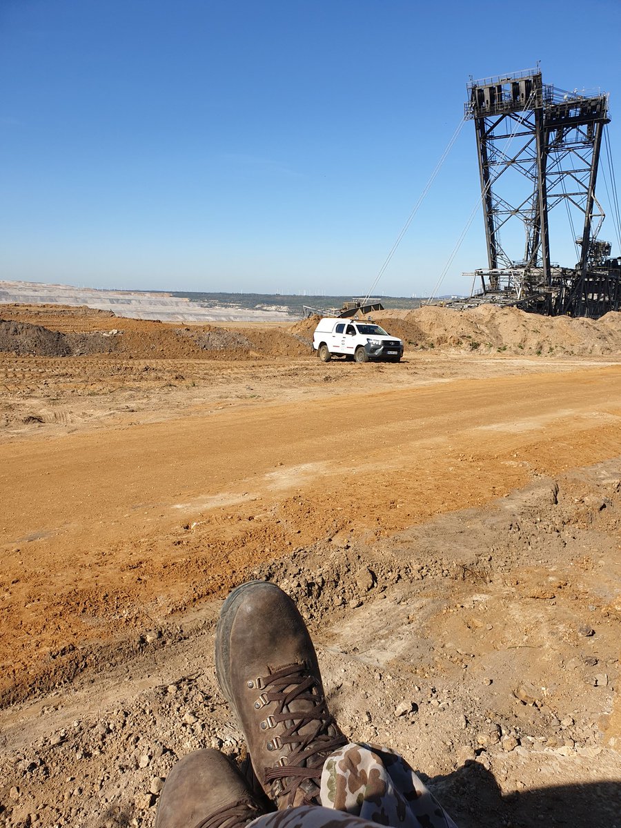 froehlich_mia's tweet photo. Wie nah der Bagger ist?!
VERDAMMT VIEL ZU NAH! #ichkotze
#baggerbuh
#HambiBleibt #hambigehtweiter #HambacherWald #HambacherForst https://t.co/ixMIRX1V4N
