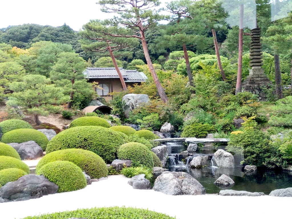 טוויטר いもちゃん בטוויטר 島根県の足立美術館の庭園 米国の日本庭園専門誌の日本庭園ランキングで 03年から連続して日本一に選出されているのは有名ですよね 赤松 黒松 もみじ 苔庭 池 滝水 芝生 それぞれの配置 すべてが計算されていて美しかったです