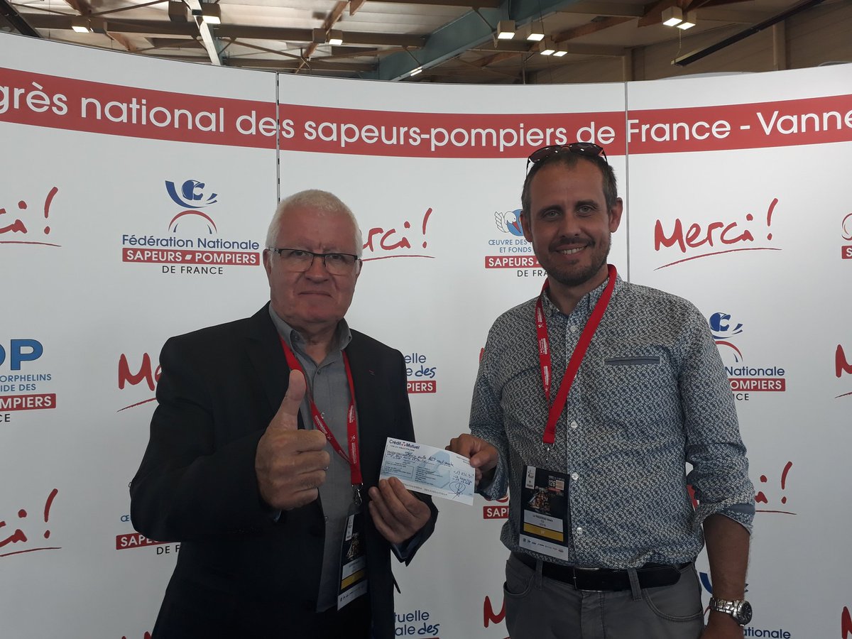 AlexisPaquereau's tweet photo. Remise d'un chèque de 13900€ de l'@udsp85 à l'œuvre des pupilles @PompiersFR. Merci à tous les #pompiers professionnels, volontaires et personnels administratifs et techniques de la #vendee pour leur soutien et cette belle solidarité https://t.co/095rYclJi0