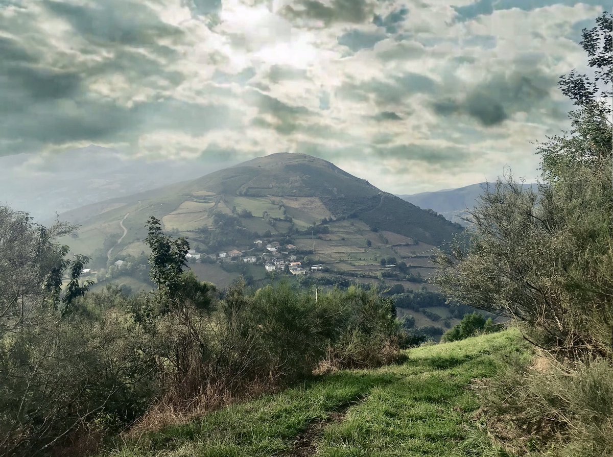 Hipnóticos parajes al atardecer desde el Puerto de Leitariegos #Asturias #Muniellos #ParaísoNatural #Tienesquevenir