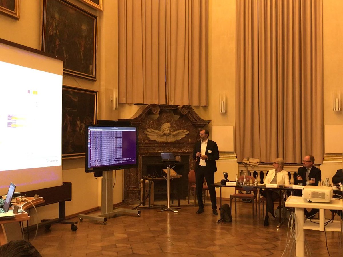 _KINRW's tweet image. #KINRW setzt auf die Bildungsinitiative @RobertaIAIS und erweitert sie für die betriebliche Aus- und Weiterbildung. Gestern sprach Thorsten Leimbach vor Unternehmer*innen am @FraunhoferIAIS über mögliche Einsatzfelder der Programmiersprache #NEPO als intuitives #Dialogsystem.