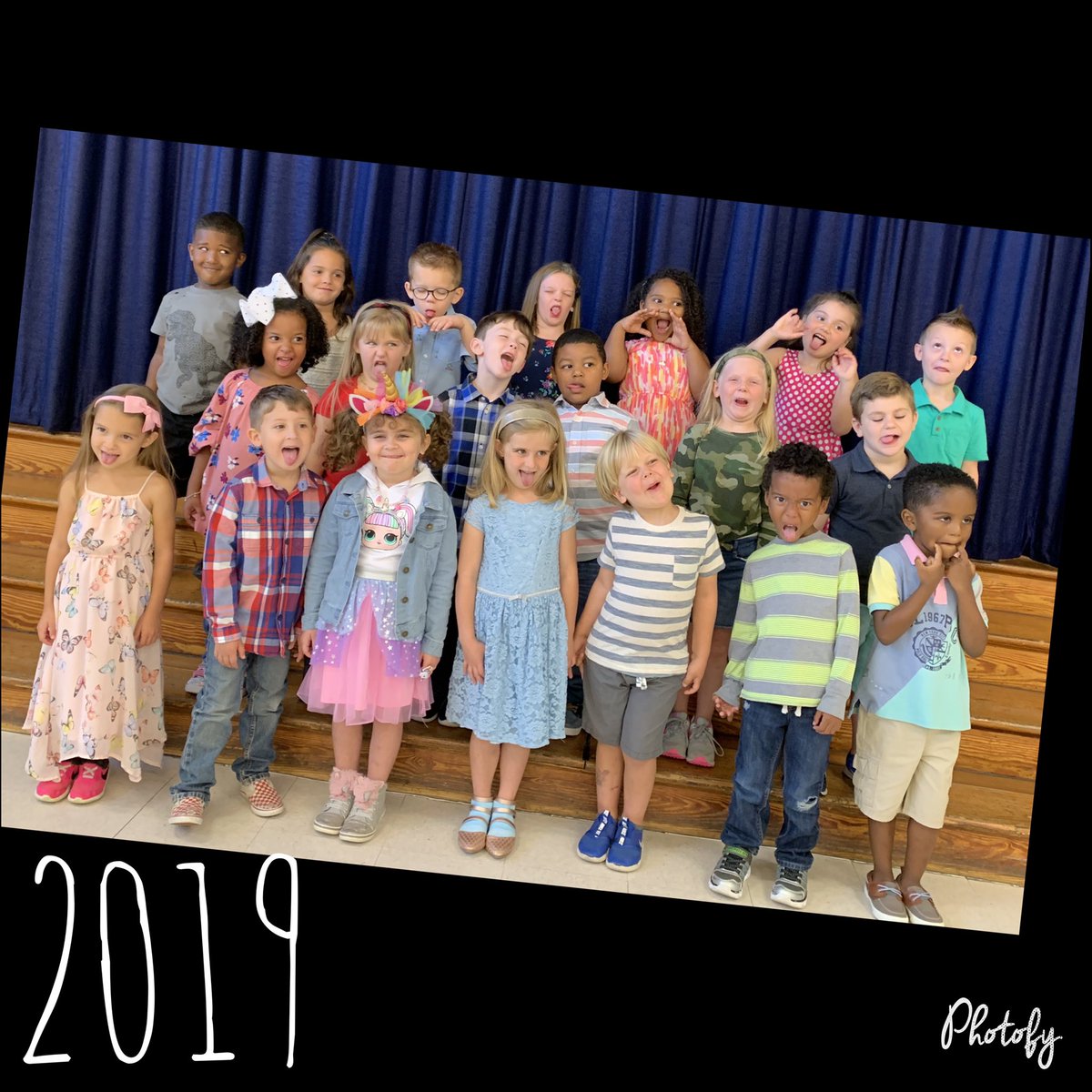 Morrell_CBE's tweet image. How cute are we? #pictureday #classpicture #sillykids @ClaraBartonElem