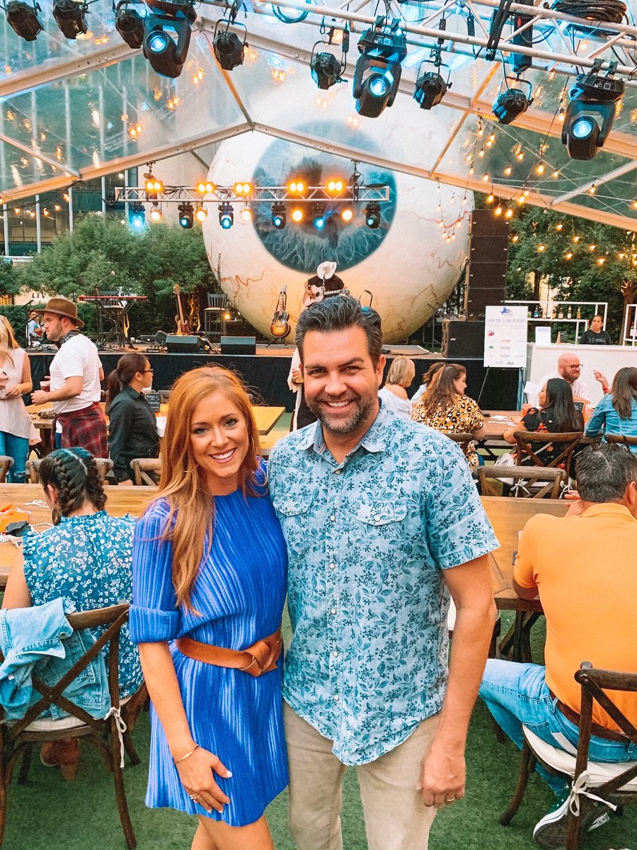 jeffhoferer's tweet image. We had a great time at the @leukemiatexas event last night, including an appearance from my favorite host @hilarykennedy
#northtexasgivingday #concertforacure