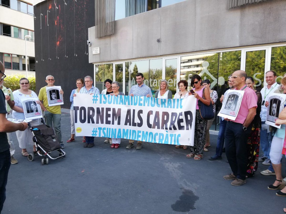 adic_scv's tweet photo. 💥 #20S | A les administracions públiques catalanes les #AdicsEnXarxa estem preparades, una vegada més, per defensar les institucions catalanes i sortir al carrer quan faci falta!

#Tsunamidemocràtic al carrer 🌊
#ElsCarrersSeranSempreNostres
#HoTornaremAFer
#NiOblitNiPerdó https://t.co/mmZCl2Ho1D
