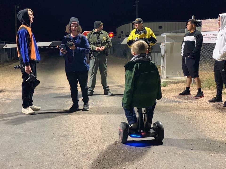 its_haSibah's tweet photo. THE FACT THAT THE AREA 51 RAID IS ACTUALLY HAPPENING RIGHT NOW WTFFFFF LMFAOOOOOOO!!!! 😂😂😂😂🤣💀💀💀💀
#Area51storm https://t.co/M3iOLYRzCv
