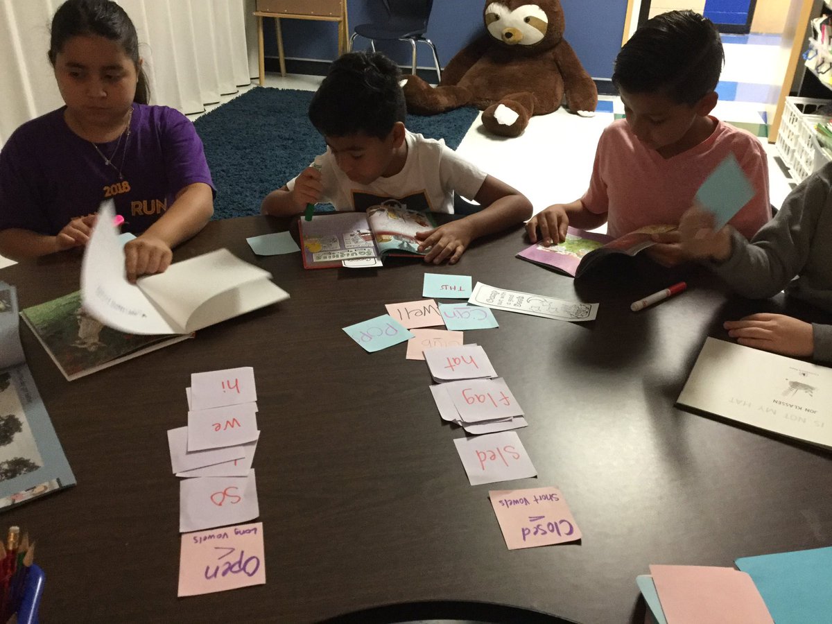 DanikaJaster's tweet photo. How many closed and open words can you find? Our word sort turned into a word HUNT! #SyllablePatterns #WordSorts #TheColeWay @nisdelemelar https://t.co/d7UP9uElBC