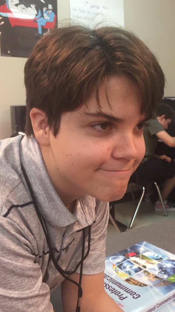 j_jellyash's tweet photo. Getting ready for the raid, boys 👽👽👽 @VictoriaISD #BOB19VWHS https://t.co/DD4YeGJn6B