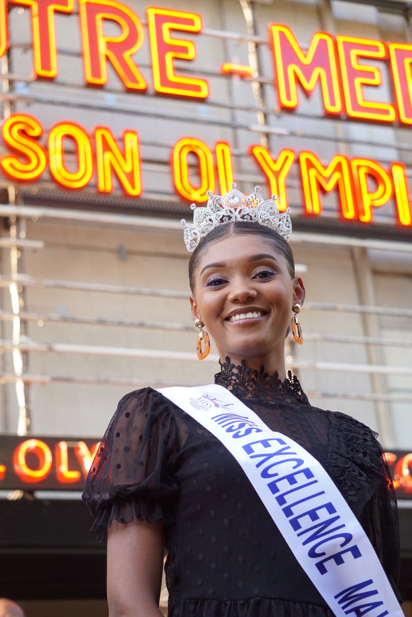 la1ere's tweet photo. Miss Excellence #Mayotte 2019 devant l’#Olympia! Nouroulaïni Payet a la chance d’assister au concert... 
🔸Elle se prête au jeu des photos en attendant le début du grand concert des #Outremer ce soir 📸
🔸Rendez-vous sur @FranceOtv et La 1ère dans à peine plus de 2h #OlympiaOm ⏱ https://t.co/CGOse83IOm