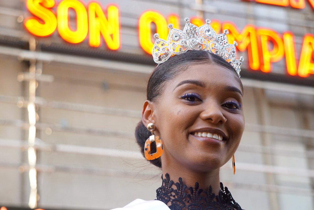 la1ere's tweet photo. Miss Excellence #Mayotte 2019 devant l’#Olympia! Nouroulaïni Payet a la chance d’assister au concert... 
🔸Elle se prête au jeu des photos en attendant le début du grand concert des #Outremer ce soir 📸
🔸Rendez-vous sur @FranceOtv et La 1ère dans à peine plus de 2h #OlympiaOm ⏱ https://t.co/CGOse83IOm