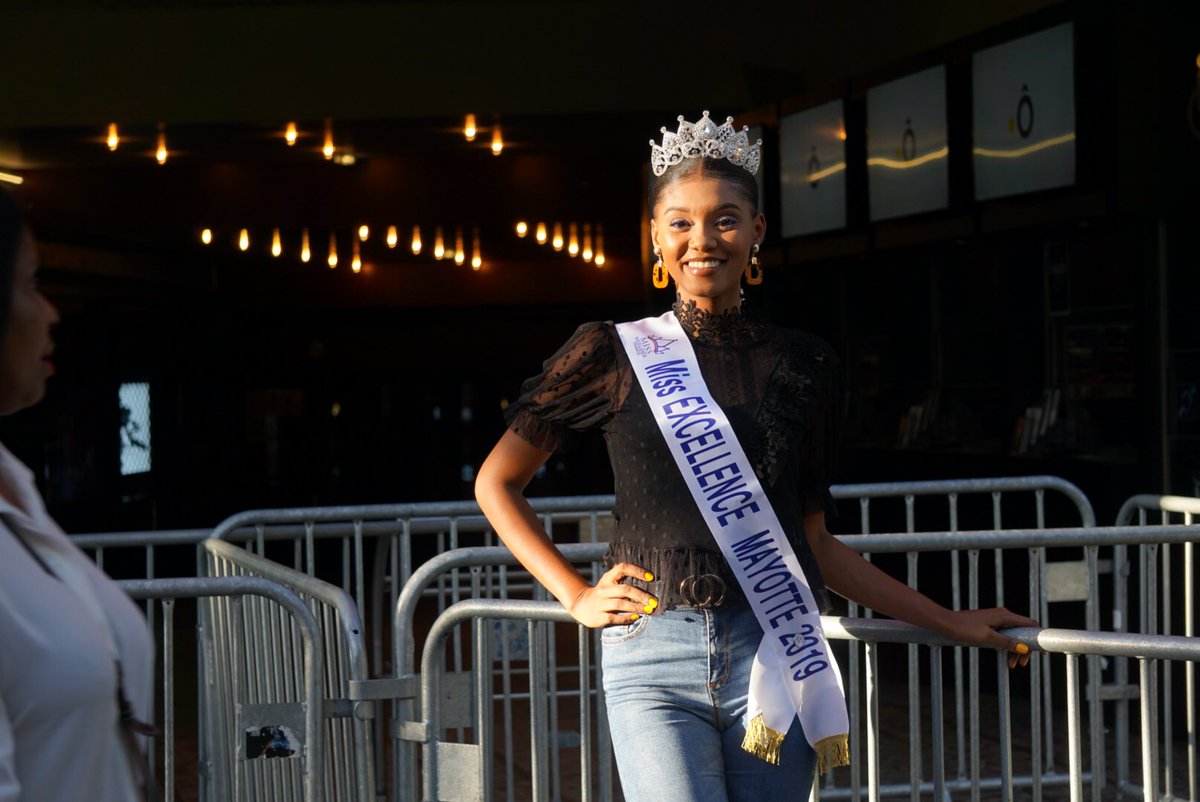 la1ere's tweet photo. Miss Excellence #Mayotte 2019 devant l’#Olympia! Nouroulaïni Payet a la chance d’assister au concert... 
🔸Elle se prête au jeu des photos en attendant le début du grand concert des #Outremer ce soir 📸
🔸Rendez-vous sur @FranceOtv et La 1ère dans à peine plus de 2h #OlympiaOm ⏱ https://t.co/CGOse83IOm
