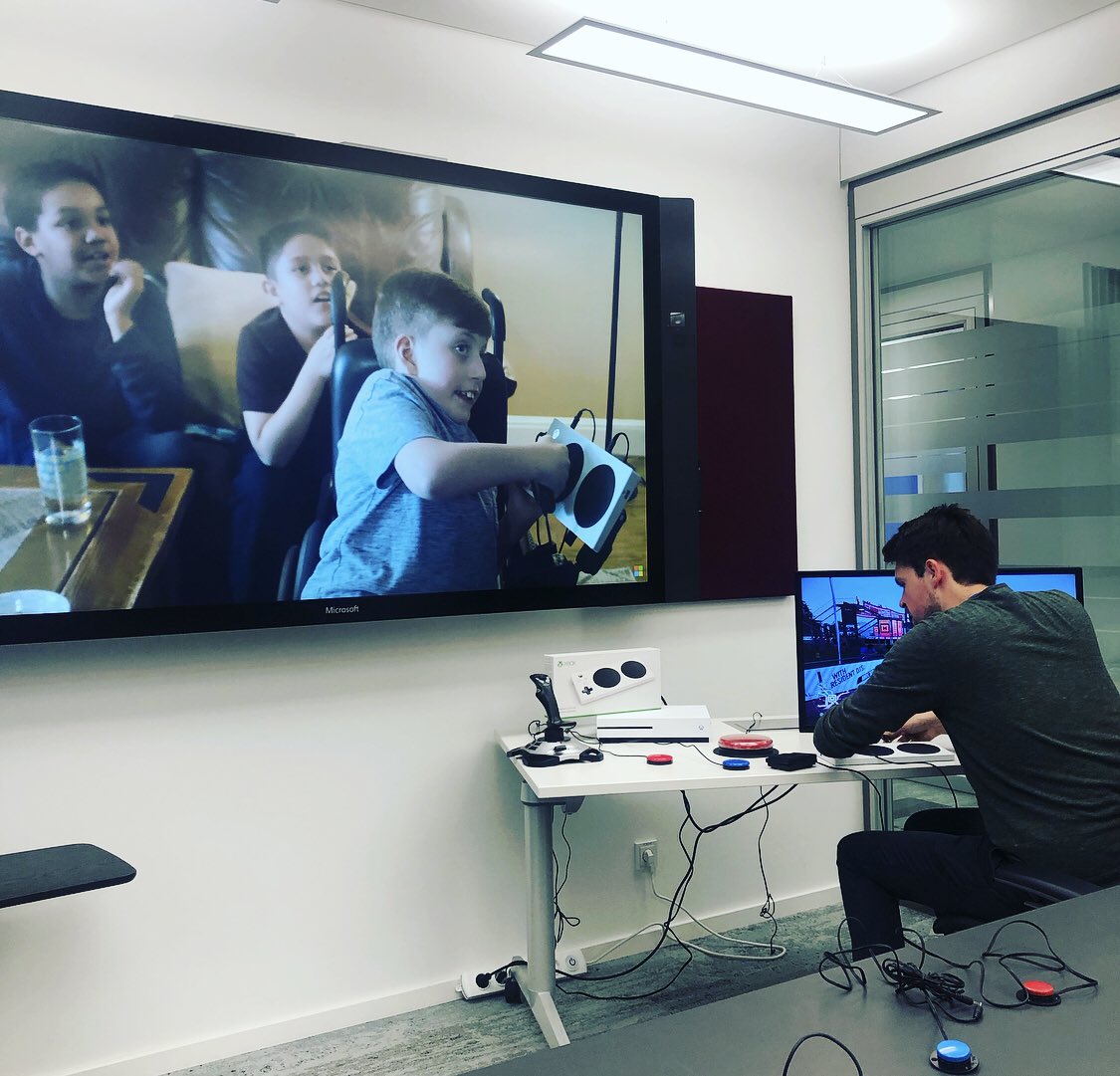 GMaxee's tweet image. Heute mit dem großartigen Kollegen Tobi den #xboxadaptivecontroller 50 Kids in 9 Sessions gezeigt 💪 Danke auch an den netten Support der Pfennigparade 🥰