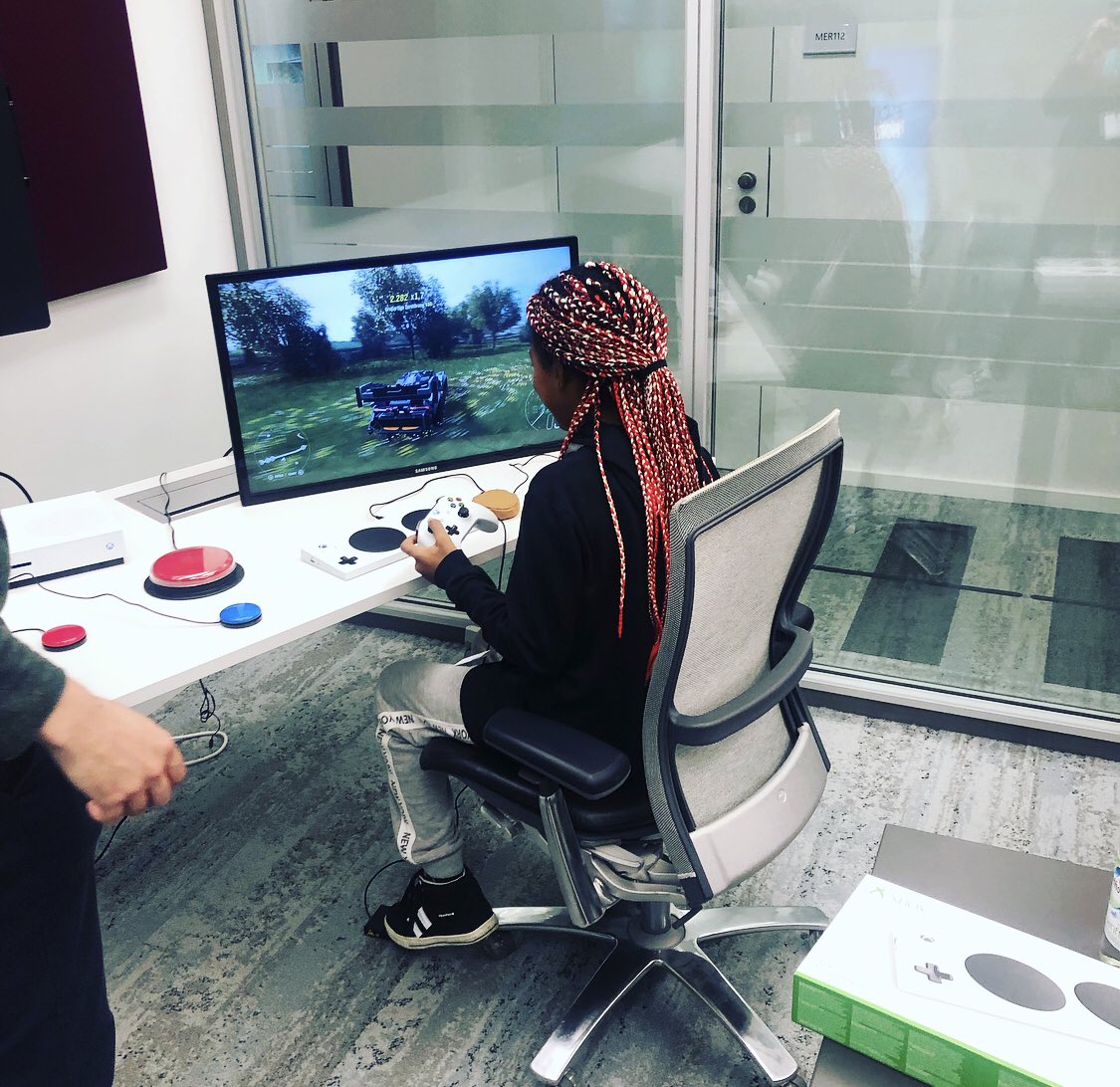 GMaxee's tweet image. Heute mit dem großartigen Kollegen Tobi den #xboxadaptivecontroller 50 Kids in 9 Sessions gezeigt 💪 Danke auch an den netten Support der Pfennigparade 🥰