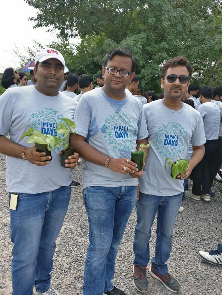 JoinDiscovery's tweet photo. We see you, Discovery India! The team is getting outside today for Impact Day 2019 🌳🌳
#BeDiscovery #DiscoveryImpact https://t.co/0g0KD2naEB