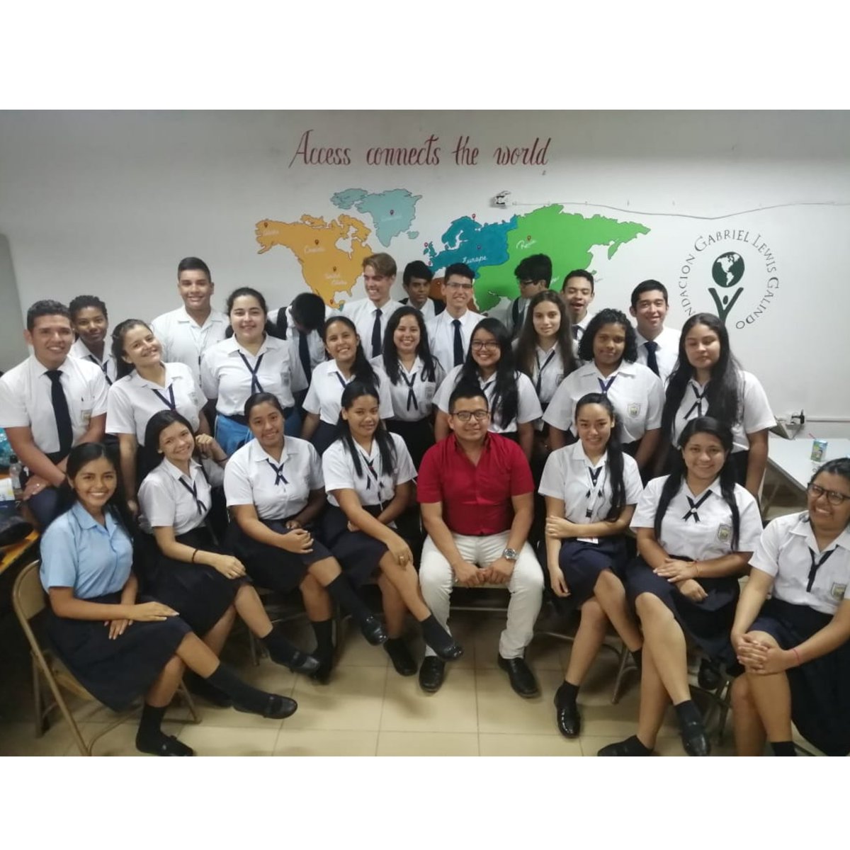 FGLG1997's tweet image. Access Students from Beatriz Miranda de Cabal school at Dolega, Chiriquí with Teacher Donain Camarena, designed and painted the wall with the world map and GLGFoundation Logo. Good job. #fglg #accessprogram  #learningenglish @usembpan @igramonreal @donaincamarena